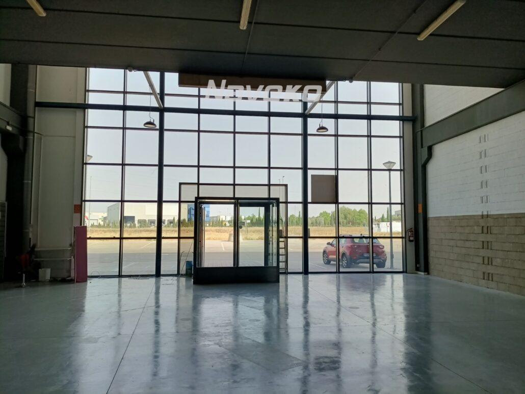 Detalles  de la entrada e de una propiedad industrial en Madris